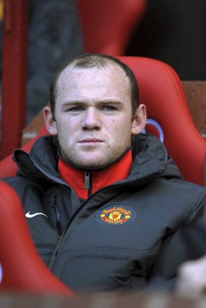 El delantero del Manchester United, Wayne Rooney, en el banquillo del estadio Old Trafford el pasado 16 de octubre.