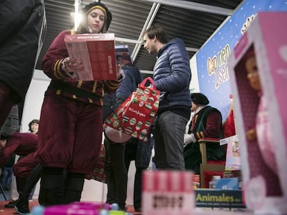 Aspecto que ofrec&iacute;a ayer por la noche el estand de la campa&ntilde;a solidaria &#039;Cap nen sense joguina&#039;