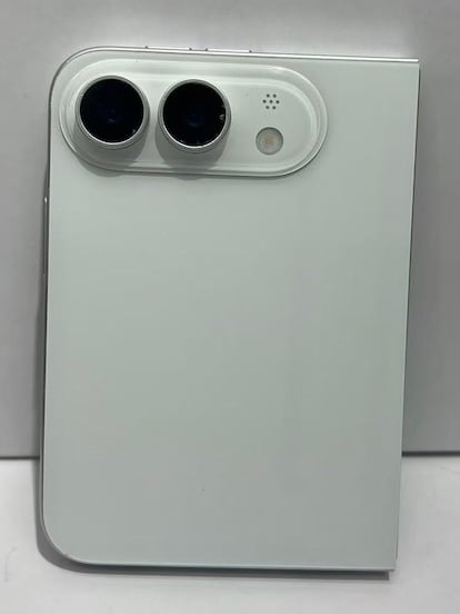iPhone Fold cerrado y de color blanco