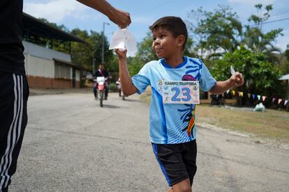 Un niño de Boruca durante una carrera en la escuela primaria. En estos territorios, las discordias sobre los planes de estudios han provocado conflictos que han acabado en enfrentamientos violentos entre los padres de niños indígenas y no indígenas, sobre todo en Térraba. Delfín Rivera, maestro en un colegio de Térraba, cuenta: “Durante muchos años, la población no indígena de Térraba no estuvo de acuerdo en que enseñáramos conocimientos indígenas, pero ahora, gracias a la perseverancia, está empezando a ver su valor”.