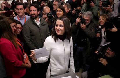 La candidata de Ciutadans, Ins Arrimadas, exerceix el seu dret a vot a Barcelona.