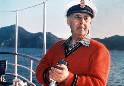 El general Franco utilizó el &lt;i&gt;Azor&lt;/i&gt; como yate de recreo desde 1949 hasta 1975. En la imagen, a bordo del barco posa con un tomavistas, en 1965.