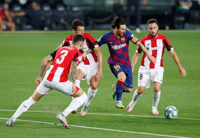 Messi, entre tres jugadores del Athletic.