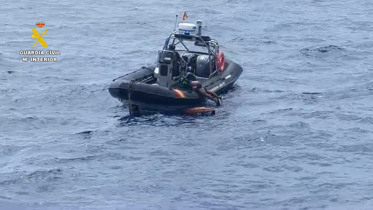 La Guardia Civil rescata a una persona que trataba de navegar desde...