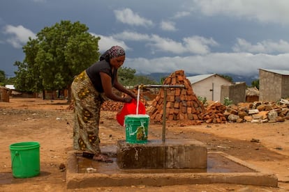 Kihurio, en el distrito de Same, en Tanzania, es uno de los pueblos donde su población ya se beneficia de los puntos de agua limpia y segura. En la imagen, una mujer llena sus cubos en el grifo de la plaza.