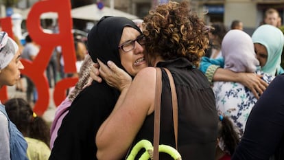 Familiares dos supostos terroristas e membros da comunidade muçulmana