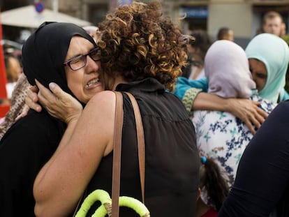 Familiares dos supostos terroristas e membros da comunidade muçulmana