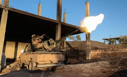 Un miliciano de HTS con una ametralladora de defensa antiaérea, el pasado miércoles en el sur de Idlib.