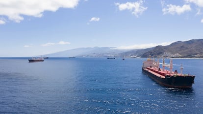 Mercantes fondeados frente al puerto de Santa Cruz de Tenerife.
