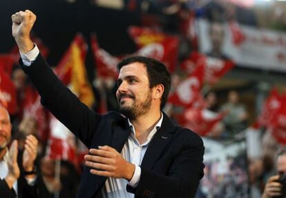 El candidato de IU a la Presidencia del Gobierno, Alberto Garzón, durante su intervención en el acto central de campaña de la coalición Esquerra Unida-UP en Valencia.