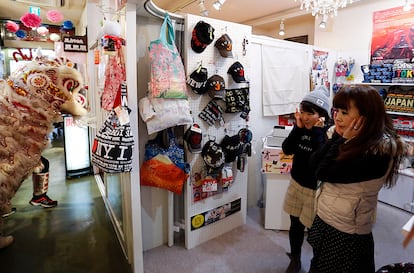 Personal de una tienda se protegen los oídos durante los festejos para celebrar el Año Nuevo Chino en Yokohama (Japón).