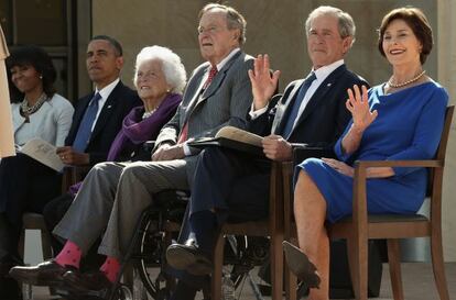 Barack y Michelle Obama, acompañan George y Barbara Bush y a George y Laura Bush en la inauguración de la Biblioteca George W. Bush.