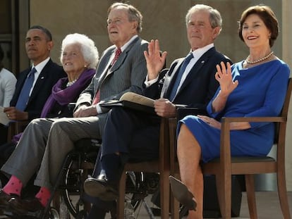 Barack y Michelle Obama, acompañan George y Barbara Bush y a George y Laura Bush en la inauguración de la Biblioteca George W. Bush.