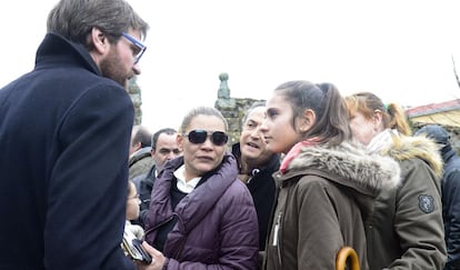 El alcalde de Vitoria, Gorka Urtaran saluda a Juliana la hermana pequeña de Gabriela y a la madre de ambas, en el centro, el día del funeral