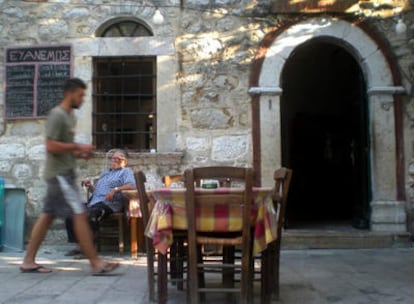 Una de las bebidas tradicionales de la isla griega de Kíos es el <i>frappé</i>, un café batido frío en vaso grande y alto coronado por un estrato espumoso