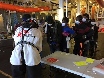 Registro de los migrantes rescatados por el equipo de MSF en la misión del 'Geo Barents'.