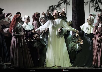 La soprano, en un ensayo de 'La sonnambula' en el Teatro Real rodeada de miembros del coro y bailarines.