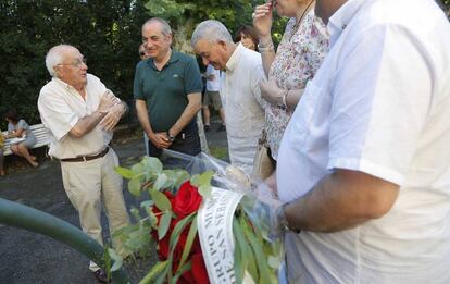 Iñaki Arriola y Miguel Buen, del PSE, saludan en la capilla ardiente al hermano de José Ramón Recalde (izquierda).