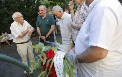 I&ntilde;aki Arriola y Miguel Buen, del PSE, saludan en la capilla ardiente al hermano de Jos&eacute; Ram&oacute;n Recalde (izquierda).