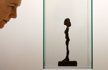 Una vistitante observa la escultura del artista Alberto Giacometti expuesta por la galería Kamel Mennour.
