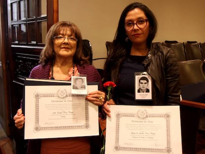 La prima y la sobrina de los hermanos Mireya de Lourdes Pérez Vargas y Aldo Gonzalo Pérez Vargas reciben sus diplomas. 