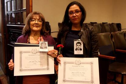 La prima y la sobrina de los hermanos Mireya de Lourdes Pérez Vargas y Aldo Gonzalo Pérez Vargas reciben sus diplomas. 