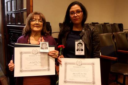 La prima y la sobrina de los hermanos Mireya de Lourdes Pérez Vargas y Aldo Gonzalo Pérez Vargas reciben sus diplomas.