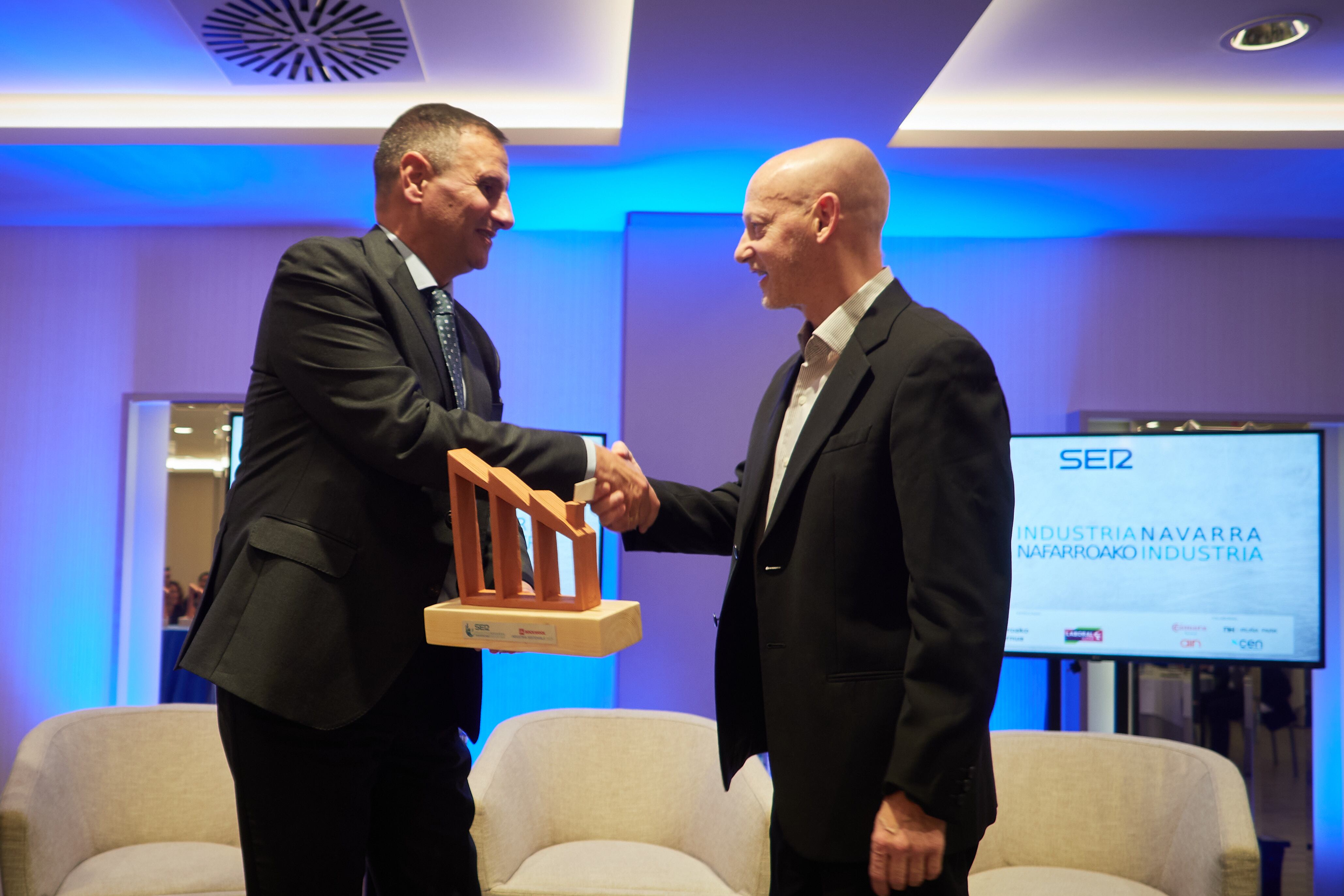 Javier Cortajarena entrega el galardón a Arturo Urdániz.