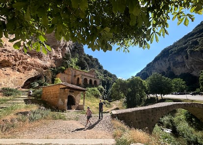 La ermita de Santa María de la Hoz, junto a un pequeño puente medieval y la pequeña ermita del Santo Cristo de los Remedios.
