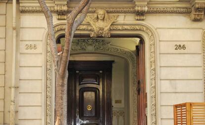 Detalle de la entrada al hotel Circa 1905, en el Eixample de Barcelona.
