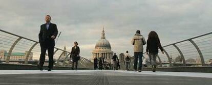 Las citas y celebraciones navideñas en Londres se recogen en www.visitlondon.com. En la foto, el puente del Milenio, del arquitecto Norman Foster, con la catedral de San Pablo al fondo.