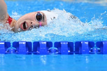 La china Li Bingjie compite en la final del evento femenino de natación de relevos 4x200m estilo libre.