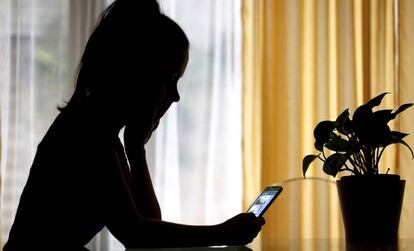Una mujer consulta el móvil, en una imagen de archivo.