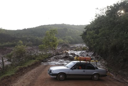 Rodovia bloqueada em Mariana após o acidente. Corpo de Bombeiros de Minas Gerais trabalha para encontrar sobreviventes e resgatar corpos de desaparecidos. Número oficial de vítimas ainda era incerto até a manhã desta sexta-feira, um dia após o rompimento da barragem da mineradora.