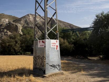 Frente al Puente Verde de La Poveda, uno de los miles de hitos de El Camino de Uclés, marcados por Manuel Rossi.