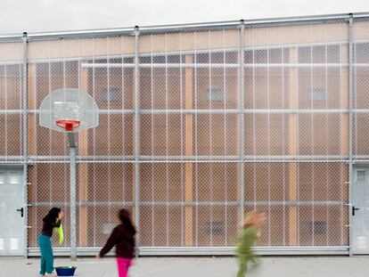 Gimnasio con elementos prefabricados en la localidad barcelonesa de Barberá del Vallés, del estudio Sabadell H Arquitectes.