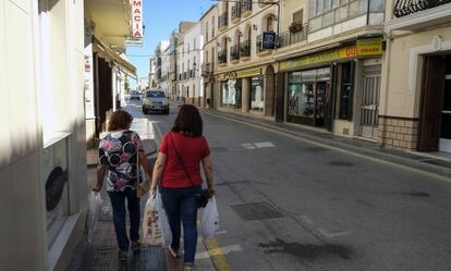 Dos mujeres pasean, la semana pasada, por el centro de Tíjola (Almería).