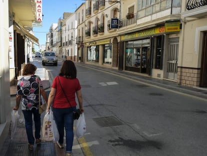 Dos mujeres pasean, la semana pasada, por el centro de Tíjola (Almería).