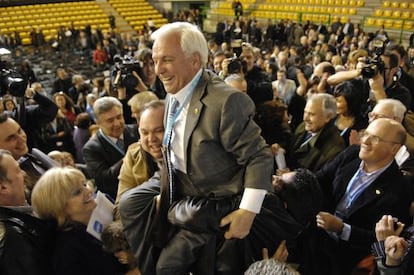 Ourense PP members hoist José Luis Baltar aloft in 2010.