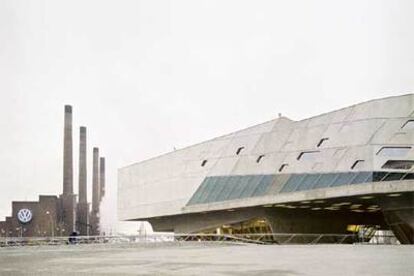 La arquitecta Zaha Hadid ha colocado el cuerpo principal del centro Phaeno (derecha) sobre ocho conos de cemento. A la izquierda, la fábrica de Volkswagen.