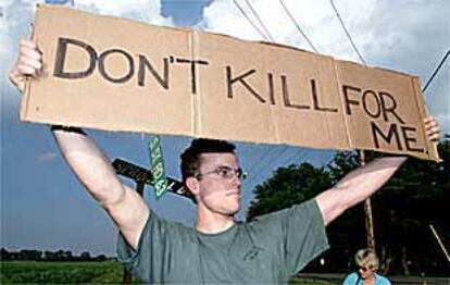 Un opositor a la pena de muerte protesta con una pancarta donde se lee: 'No asesinéis por mi', frente a la prisión federal de Terre Haute, donde está McVeigh.