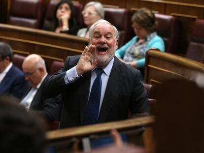 Miguel Arias Ca&ntilde;ete, en el Congreso durante su etapa de ministro.