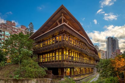 Rodeada de parque, con jardines en la azotea, un sistema de recuperación de aguas grises y pluviales y un interior iluminado mediante paneles solares y ventilado naturalmente por las corrientes de aire, la sede de Beitou de la Biblioteca Pública de Taipéi es un respiro verde, un oasis en mitad de los rascacielos, el cemento y el hormigón de la ciudad de Taiwán. Construida en madera, con sus características balconadas hechas en el mismo material, fue inaugurada en 2006 y, desde entonces, ha ganado varios premios internacionales por su vocación medioambiental.