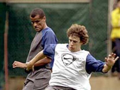 Rivaldo y Puyol se disputan el balón en un entrenamiento.