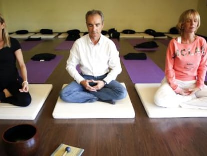 Fernando Iglesias y dos participantes del 'Mind Workshop' ofrecido por Lobsang Namgyel en El Escorial.