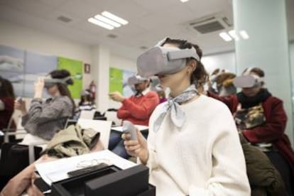 Alumnos viajan por el ciclo integral del agua a través de sus gafas virtuales.