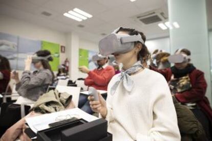 Alumnos viajan por el ciclo integral del agua a través de sus gafas virtuales.