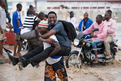 Tandale tiene unos 55.000 habitantes esá representado por curvas de nivel en los mapas oficiales de Dar Es Salaam. Como la mayor parte de la ciudad, Tandale no se construyó siguiendo un plan meticuloso, sino que ha surgido de manera anárquica, lo que provoca frecuentes inundaciones.