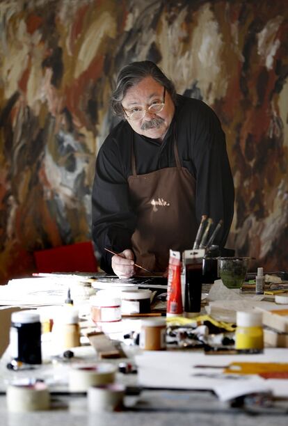 Alberto Corazón, pinta en su estudio de Madrid, en 2009. 