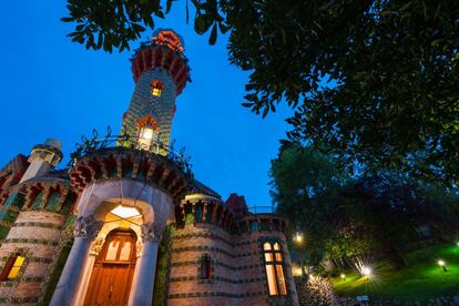 Diseñado en 1883 por el famoso arquitecto catalán Antoni Gaudí (1852-1926), este palacete modernista, cubierto de azulejos con girasoles e iluminado por ventanas musicales, es uno de los reclamos de esta localidad costera, que entre los siglos XIX y XX floreció gracias al comercio con las Américas y se cubrió de monumentales edificios como el palacio de Sobrellano o la Universidad Pontificia. Junto al Capricho, el palacio fue construido por otro arquitecto catalán, Joan Martorell, por encargo del primer marqués de Comillas, el ahora controvertido Antonio López (fue negrero y tratante de esclavos). En estilo neogótico, en su interior hay valiosos muebles de Gaudí. Fue el primer edificio de España que utilizó la luz eléctrica, ya que el marqués la mandó instalar para una de las visitas del rey, aunque finalmente éste se alojó en otra mansión del pueblo, ya que la instalación no se terminó a tiempo. El palacio y el capricho son el reclamo principal, pero el pueblo de Comillas merece la pena por muchos otros motivos. Bastión del veraneo aristocrático en Cantabria, aquí pasaba la familiar real los meses de canícula y esto dejó una huella en sus edificios. <br><br><i>Comillas está a 50 minutos en coche (20 minutos más en autobús) desde Santander.</i>